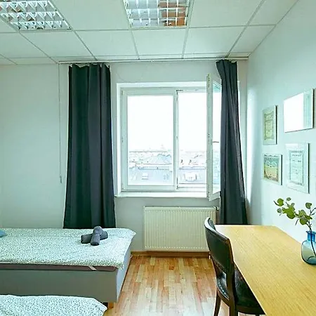 Metro Kabaty Hostel *